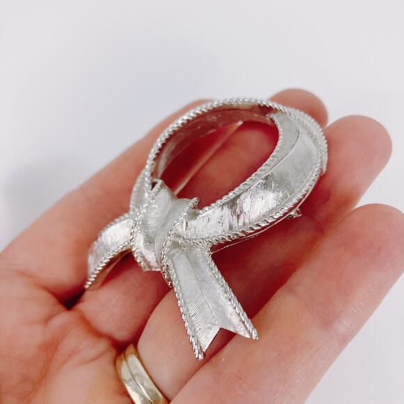 VTG Signed Trifari Ribbon Brooch Early 1970s Silver Tone Mid Century Style Pin - Picture 6 of 10
